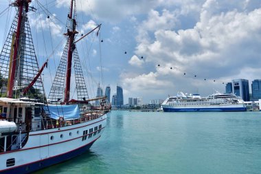 Sentosa, Singapur - 20 Şubat 2019: İnsanlar Singapur, Sentosa adasındaki popüler turistleri ziyaret ediyor  