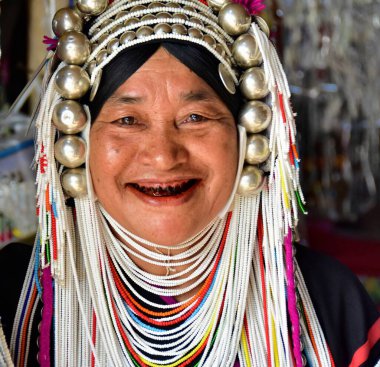 Chiang Mai, Tayland - 9 Şubat 2019: Long Neck Kayan Woman, bir alt grup Red Karen çalışanı. Kayan kadınları, yüzük takmanın kültürel bir kimlik olduğunu ve güzellikle ilişkili olduğunu söyler.