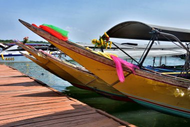 Tayland, Phuket 'teki Phi Phi Adaları yakınlarında balıkçı tekneleri