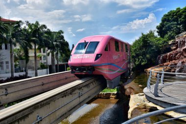 Singapur - 19 Şubat 2019: Pembe tren Sentosa 'da.