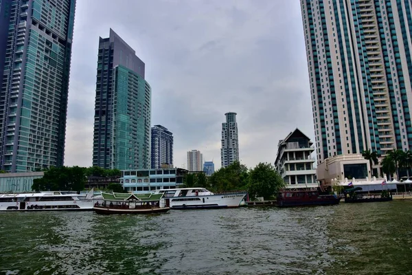 Bangkok, Tayland - 13 Şubat 2019: Chao Phraya Nehri ve Rattanakosin Mansion