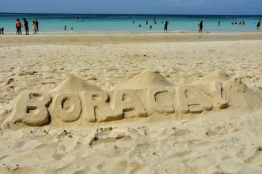 İnsanlar Filipinler 'in kumlu sahillerinde dinleniyor. 