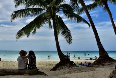 İnsanlar Filipinler 'in kumlu sahillerinde dinleniyor. 