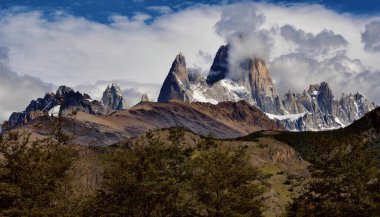 Fitz Dağı 'nın güzel manzarası ve yaklaşan yürüyüş yolu, Patagonya, El Chalten - Arjantin