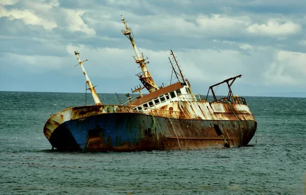 Старый Заброшенный Ржавый Корабль Пляже — стоковое фото