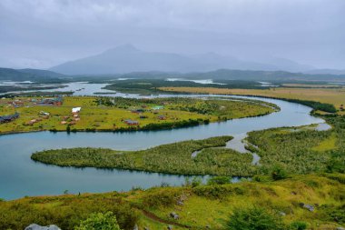 Şili 'deki Torres del Paine Ulusal Parkı' ndaki dağların ve tepelerin manzarası çok güzel.