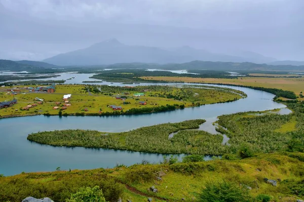 Şili 'deki Torres del Paine Ulusal Parkı' ndaki dağların ve tepelerin manzarası çok güzel.