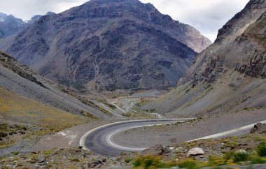Mendoza, Arjantin arasındaki Santiago de Chile Andes dağ yılan gibi yola
