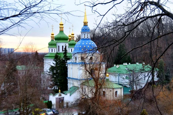 キエフ ウクライナ 2022年1月2日 ウクライナの首都キエフにあるヴィドゥビチ修道院の歴史的修道院の空中ビュー — ストック写真