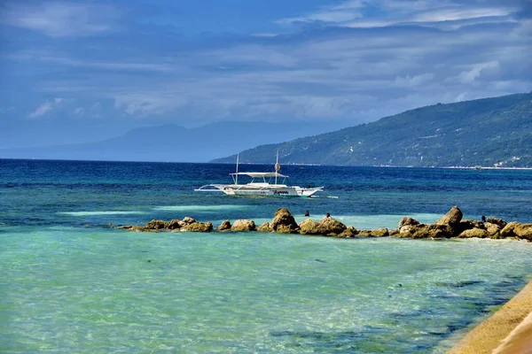 Белая Лодка Тропическом Острове Себу Филиппинах — стоковое фото