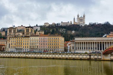 Lyon, Fransa - 1 Ocak 2023: Yağmurlu günlerde eski ve tarihi Lyon şehrinin güzel manzarası