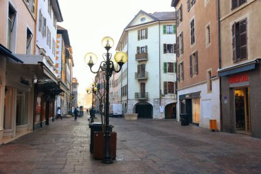 Fransa, Annecy - 14 Şubat 2023: Kışları tarihi şehir merkezinin güzel manzarası