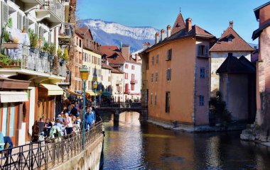 Annecy, Haute-Savoie, Fransa - 14 Şubat 2023: Eski bir hapishane olan Palais de l 'Isle ve Thiou nehri manzarası.