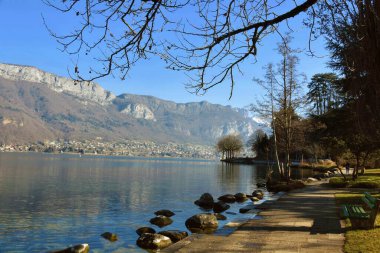Annecy Gölü 'nün kayalık sahili manzarası