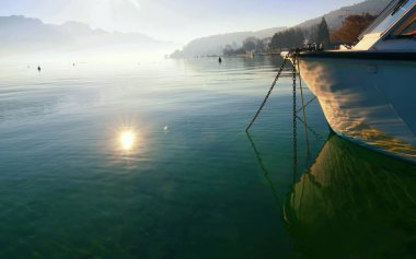 Annecy Gölü 'nün güzel manzarası. Arka planda Alpler var. 