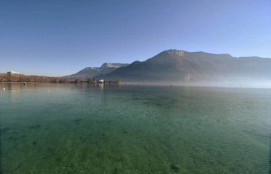 Annecy Gölü 'nün güzel manzarası. Arka planda Alpler var. 