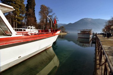 Fransa, Annecy - 14 Şubat 2023: Annecy Gölü 'nün kışın güzel manzarası 