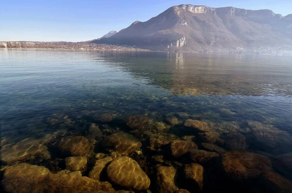 Vista Panoramica Del Lago Annecy Con Riva Rocciosa — Foto Stock
