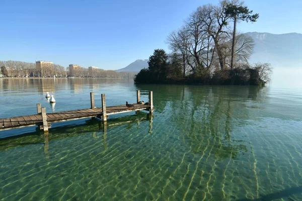 法国Annecy湖上孤独的湖墩上美丽的风景 — 图库照片