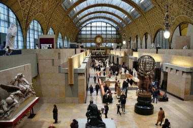 Paris, Fransa - 27 Kasım 2022: Paris, Fransa 'daki Orsay Müzesi' nde iç mimari ve heykeller