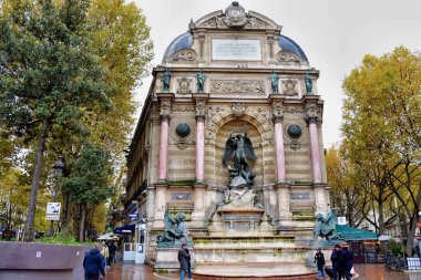 Paris, Fransa - 27 Kasım 2022: Antik Paris Fıskiyesi Saint-Michel, Fransa 'nın Latin Mahallesi.