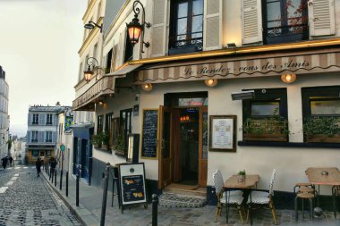 Paris, Fransa - 27 Kasım 2022: Paris 'teki Montmartre Hill Caddesi güzel manzara