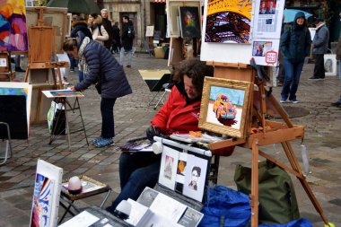 Paris, Fransa - 27 Kasım 2022: Paris 'teki Montmartre Hill Caddesi güzel manzara