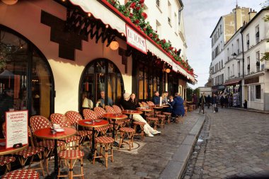 Paris, Fransa - 27 Kasım 2022: Paris 'teki Montmartre Hill Caddesi güzel manzara