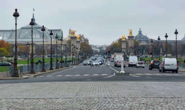 Paris, Fransa - 27 Kasım 2022: Paris 'teki Pont Alexandre III köprüsünün güzel manzarası