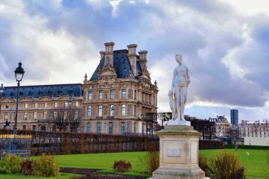 Paris, Fransa - 27 Kasım 2022: Fransa 'nın Paris kentindeki Tuileries Garden' da heykelleri olan ara sokağı ziyaret eden turistler