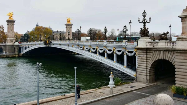 フランス 2022年11月27日 パリのポンアレクサンドル3世橋の美しい景色 — ストック写真