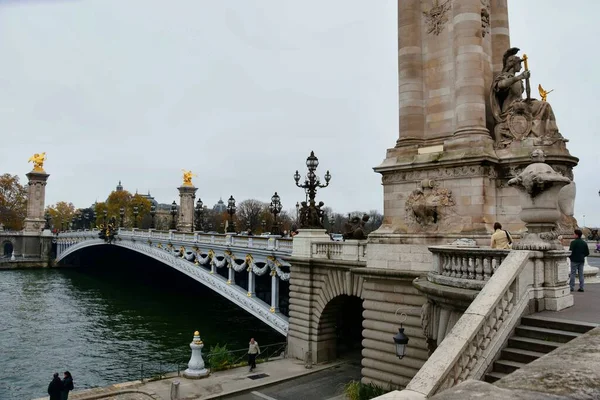 フランス 2022年11月27日 パリのポンアレクサンドル3世橋の美しい景色 — ストック写真