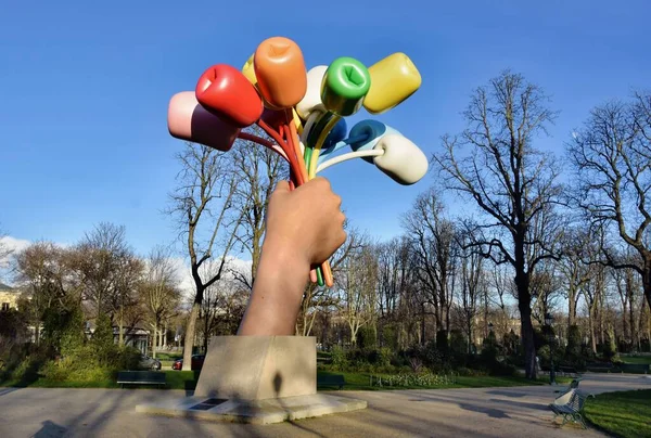 Париж Франция Января 2023 Года Скульптура Джеффа Кунса Букет Тюльпанов — стоковое фото