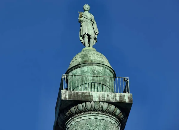 パリの青い空を背景にヴァンドーム記念碑を配置します — ストック写真