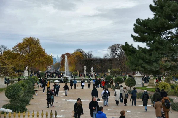 Paris France Novembre 2022 Des Touristes Visitent Une Ruelle Avec — Photo
