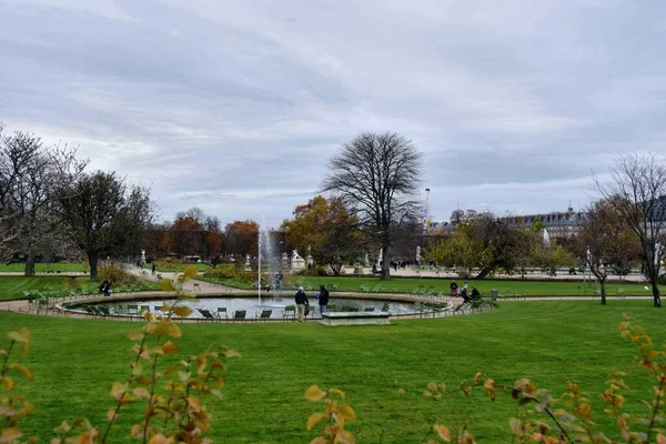 フランス 2022年11月27日 フランス パリのチュイルリー庭園で彫刻と路地を訪れる観光客 — ストック写真