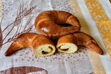 Pamuk havluyla reçelli taze çörek.