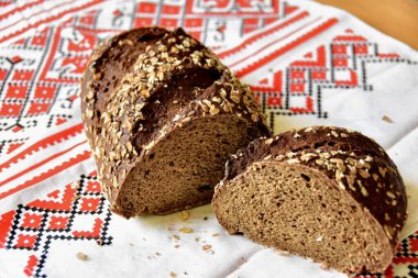 Taze pişmiş çavdar ekmeği masada.