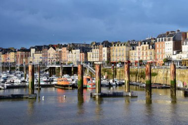 Dieppe, Fransa - 11 Ocak 2023: Dieppe limanında tekneler, Fransa 'nın kuzeyindeki Normandiya kıyılarında balıkçılık limanı