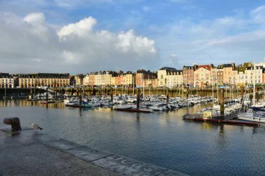 Dieppe, Fransa - 11 Ocak 2023: Dieppe limanında tekneler, Fransa 'nın kuzeyindeki Normandiya kıyılarında balıkçılık limanı