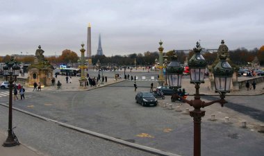 Paris, Fransa - 1 Ocak 2023: Paris, Fransa 'daki Place de la Concorde meydanına bakın