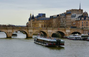 Paris, Fransa - 27 Kasım: Seine nehri boyunca seyahat ederken Paris 'in manzaralı manzarası
