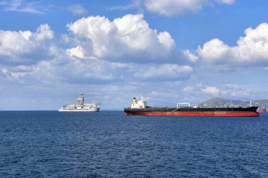 Saronik Körfezi, Attica, Yunanistan - 19 Ekim 2021: Pire limanı yakınlarında demirleyen tanker gemileri.