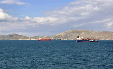 Saronik Körfezi, Attica, Yunanistan - 19 Ekim 2021: Pire limanı yakınlarında demirleyen tanker gemileri.