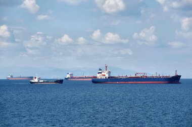 Saronik Körfezi, Attica, Yunanistan - 19 Ekim 2021: Pire limanı yakınlarında demirleyen tanker gemileri.