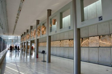 ATİNA, GREECE - 19 Ekim 2016: Akropol Müzesi, Atina Akropolü 'nün Yunanistan' daki arkeolojik sahasının bulgularını konu alan bir arkeoloji müzesi.