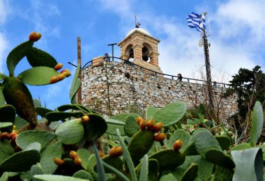 Atina, Yunanistan - 20 Ekim 2021: Yunanistan 'ın başkenti Atina' daki Lycabettus tepesinin zirvesinde 19. yüzyıl Aziz George Kilisesi 'nin çan kulesi.