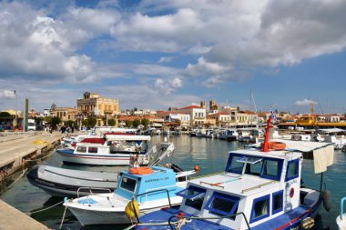 Aegina, Yunanistan - 19 Ekim 2021: Yunanistan 'ın Aegina Limanı' nda balıkçılık ve yelkenli tekneleri. 