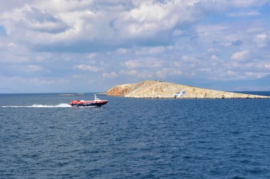Saronik Körfezi, Attica, Yunanistan - 19 Ekim 2021: Agistri adasından Aegina adasına giden su taksisi