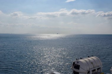 Deniz ya da okyanus manzaralı, suda bir gemi.